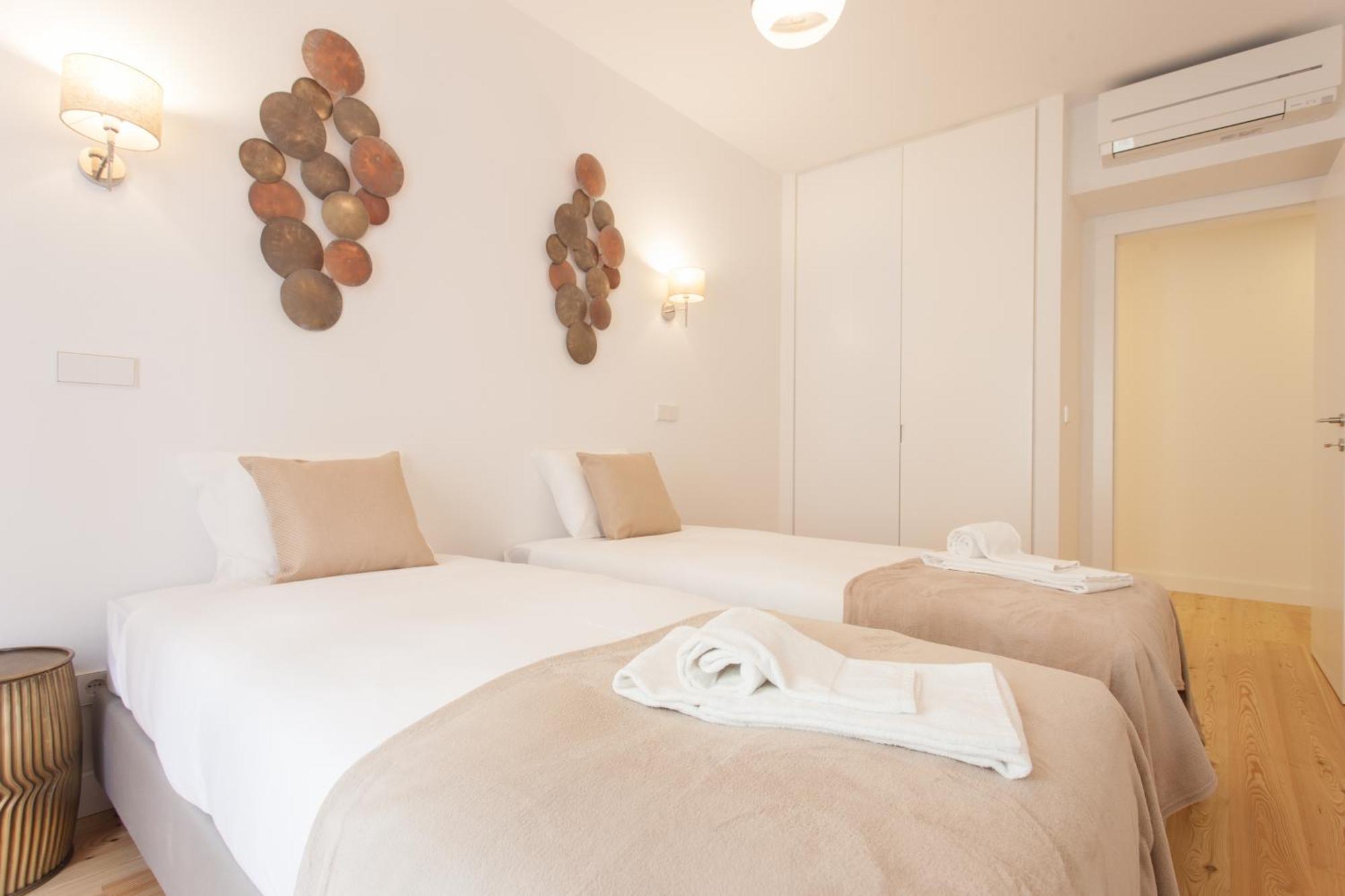 Mouraria Blue Three-Bedroom Apartment W/ Parking - By Lu Holidays Lisbona Esterno foto
