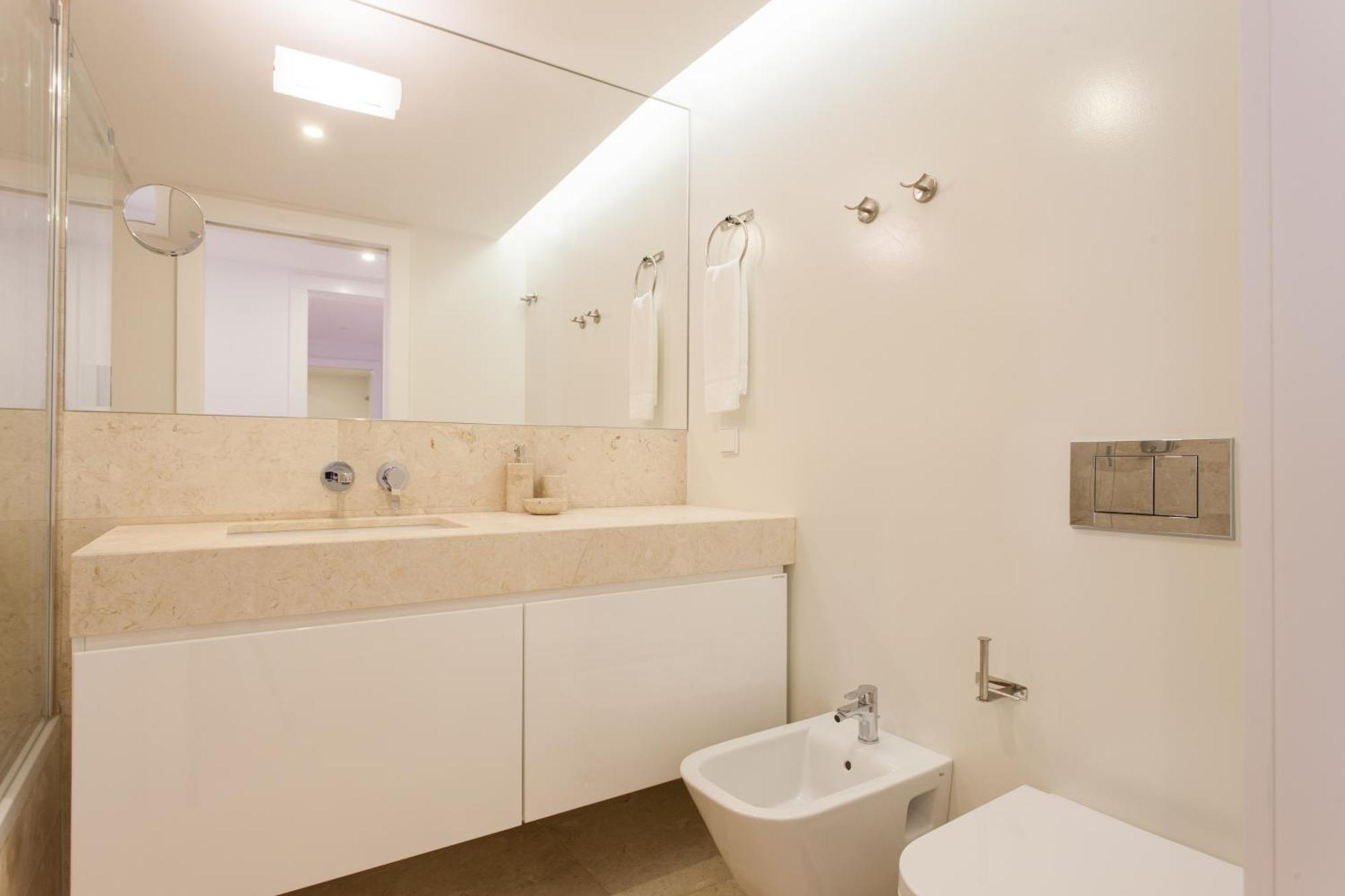 Mouraria Blue Three-Bedroom Apartment W/ Parking - By Lu Holidays Lisbona Esterno foto